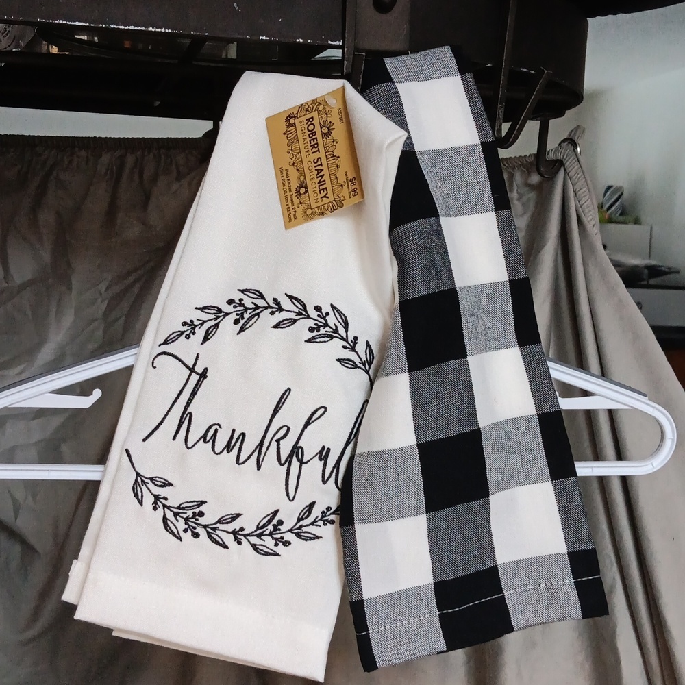 Thankful black and white hand towels - Picture 1 of 3